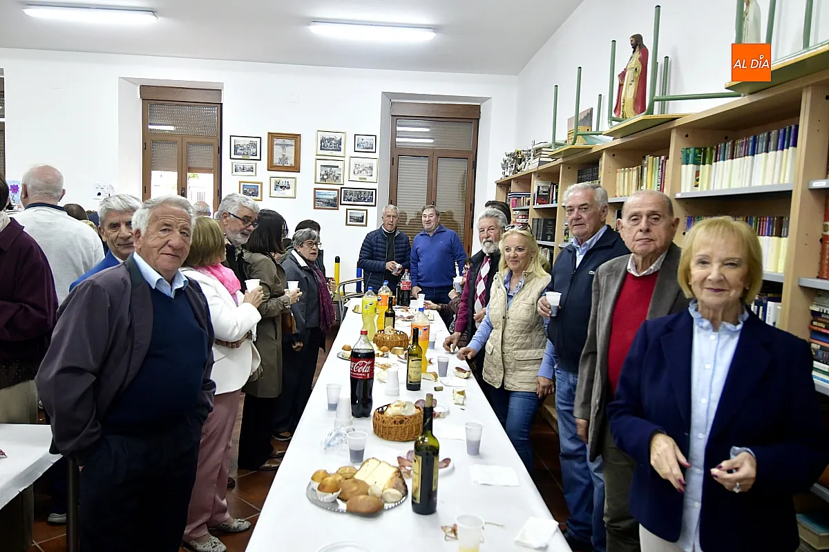 Casillas de Flores  reúne en torno a la mesa  festividad Santa Cruz
