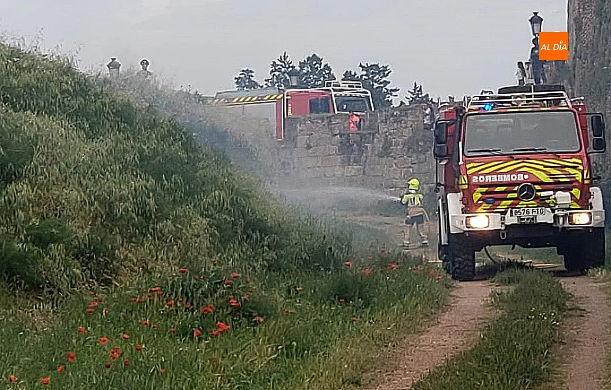 Efectivos de Bomberos sofocan un pequeño fuego junto a la muralla mirobrigense