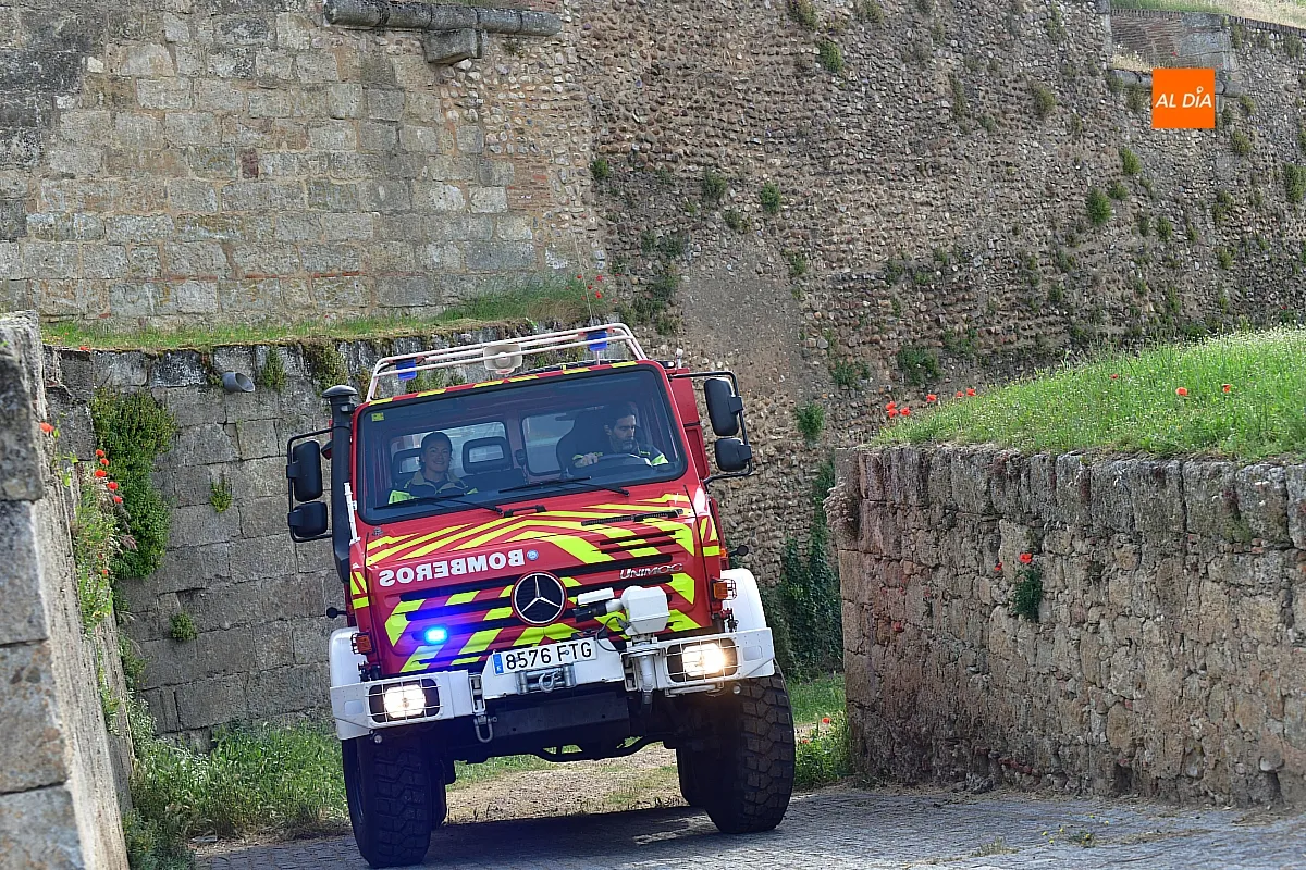 Efectivos de Bomberos sofocan un pequeño fuego junto a la muralla mirobrigense