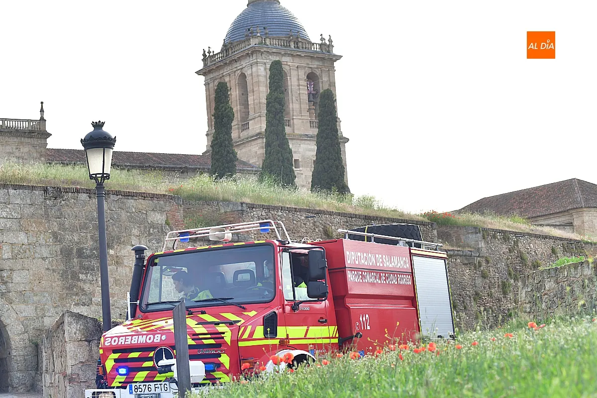 Efectivos de Bomberos sofocan un pequeño fuego junto a la muralla mirobrigense