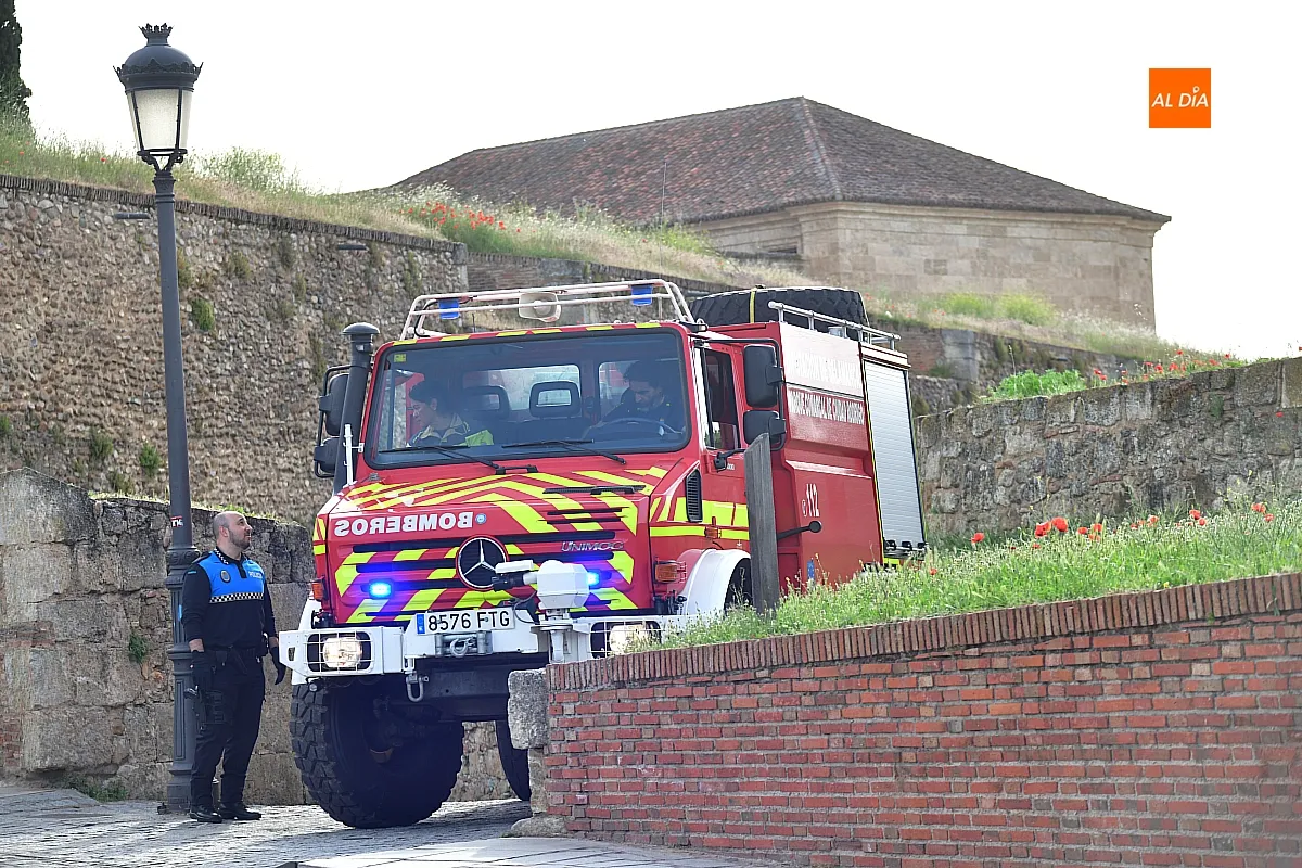 Efectivos de Bomberos sofocan un pequeño fuego junto a la muralla mirobrigense