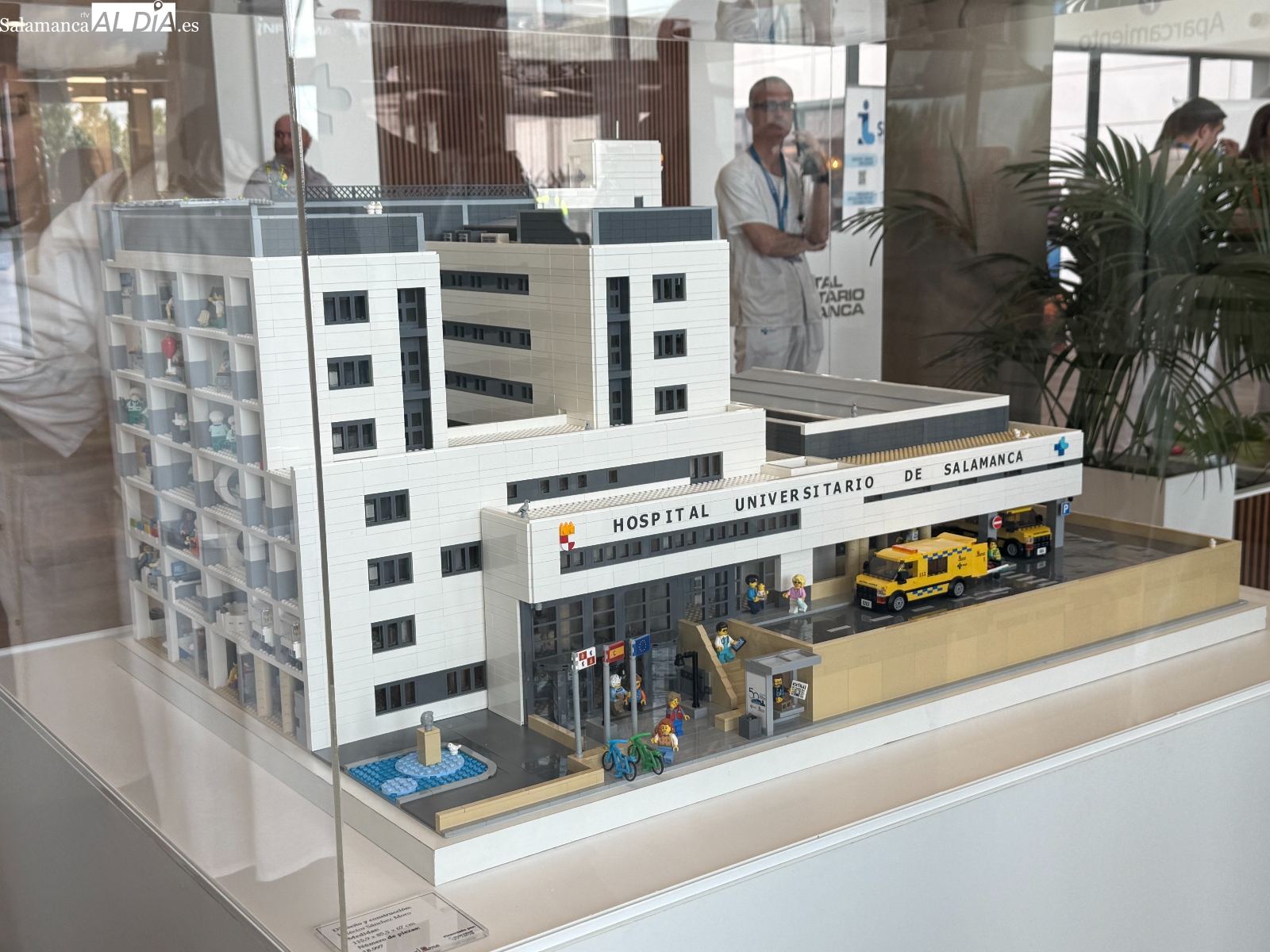 VÍDEO Y FOTOS | Una maqueta de Lego, creada con ayuda de niños hospitalizados, recrea el Hospital de Salamanca    
