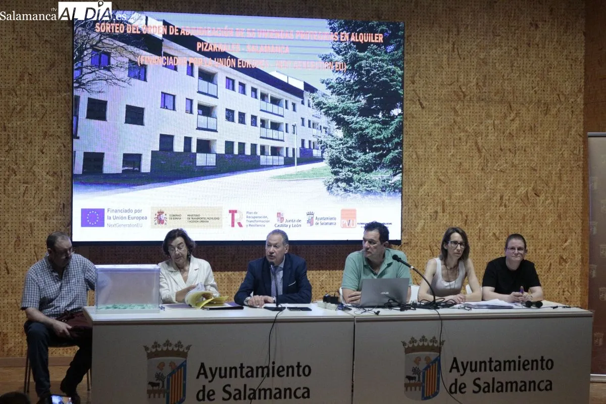 Sorteo del orden de prioridad de las 55 viviendas protegidas de alquiler en Pizarrales. Fotos: Emily Rivas