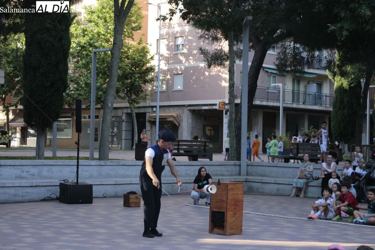 Actuación de Zirkozaurre en la plaza de Barcelona. Fotos: Emily Rivas