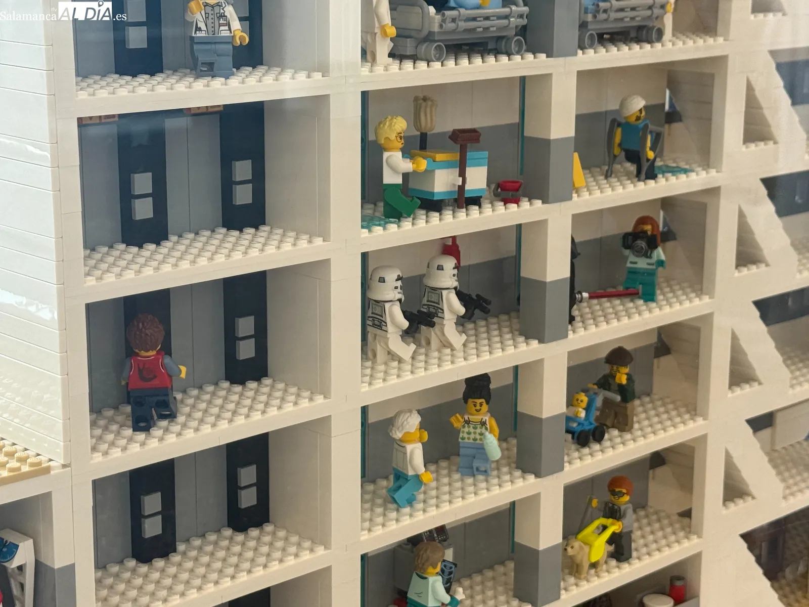 Una maqueta de Lego recrea el Hospital de Salamanca | FOTOS: Vanesa Martins  