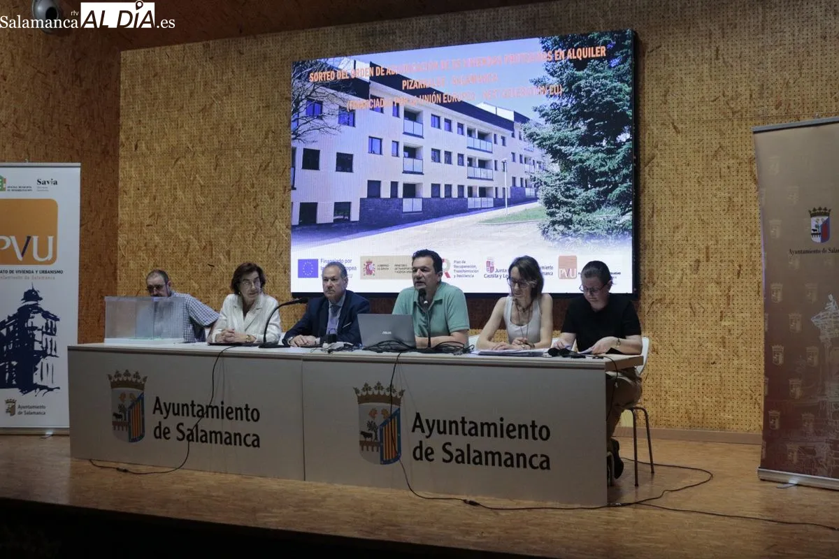 Sorteo del orden de prioridad de las 55 viviendas protegidas de alquiler en Pizarrales. Fotos: Emily Rivas