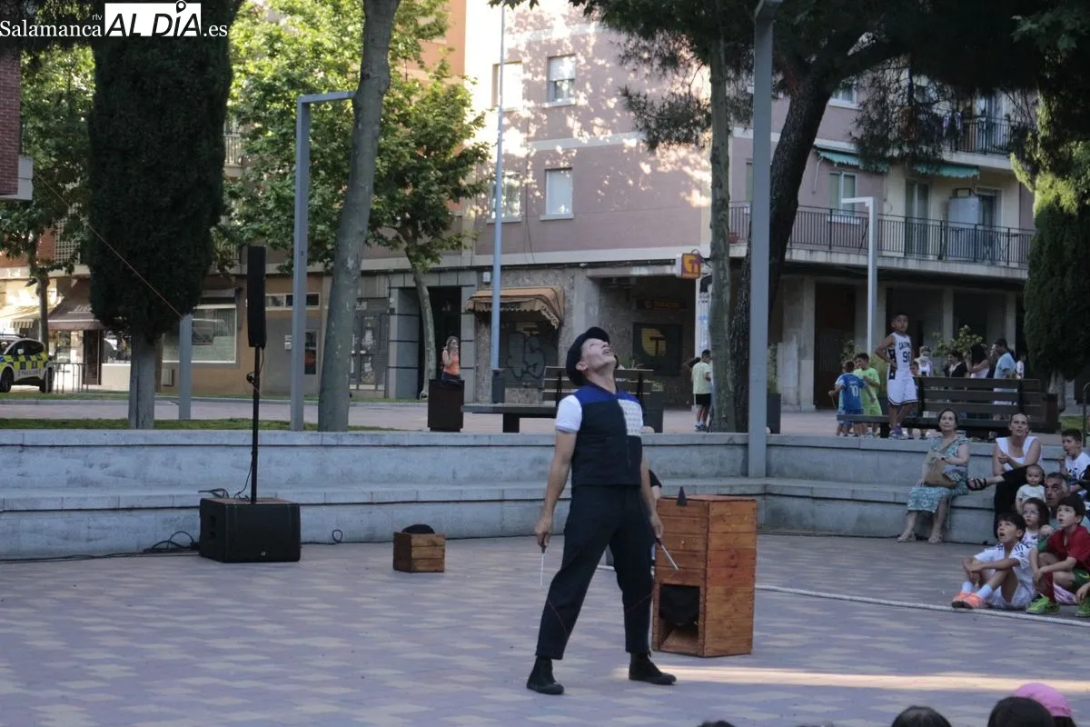 Actuación de Zirkozaurre en la plaza de Barcelona. Fotos: Emily Rivas