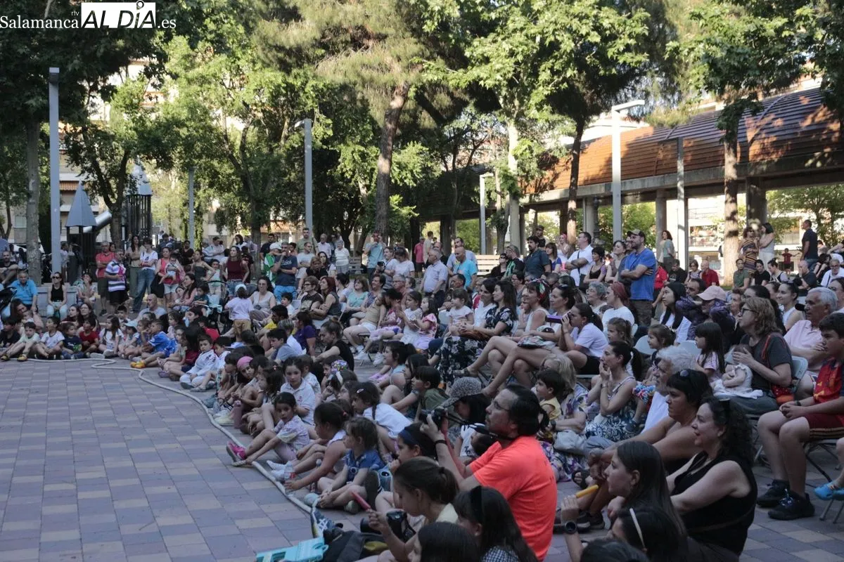 Actuación de Zirkozaurre en la plaza de Barcelona. Fotos: Emily Rivas