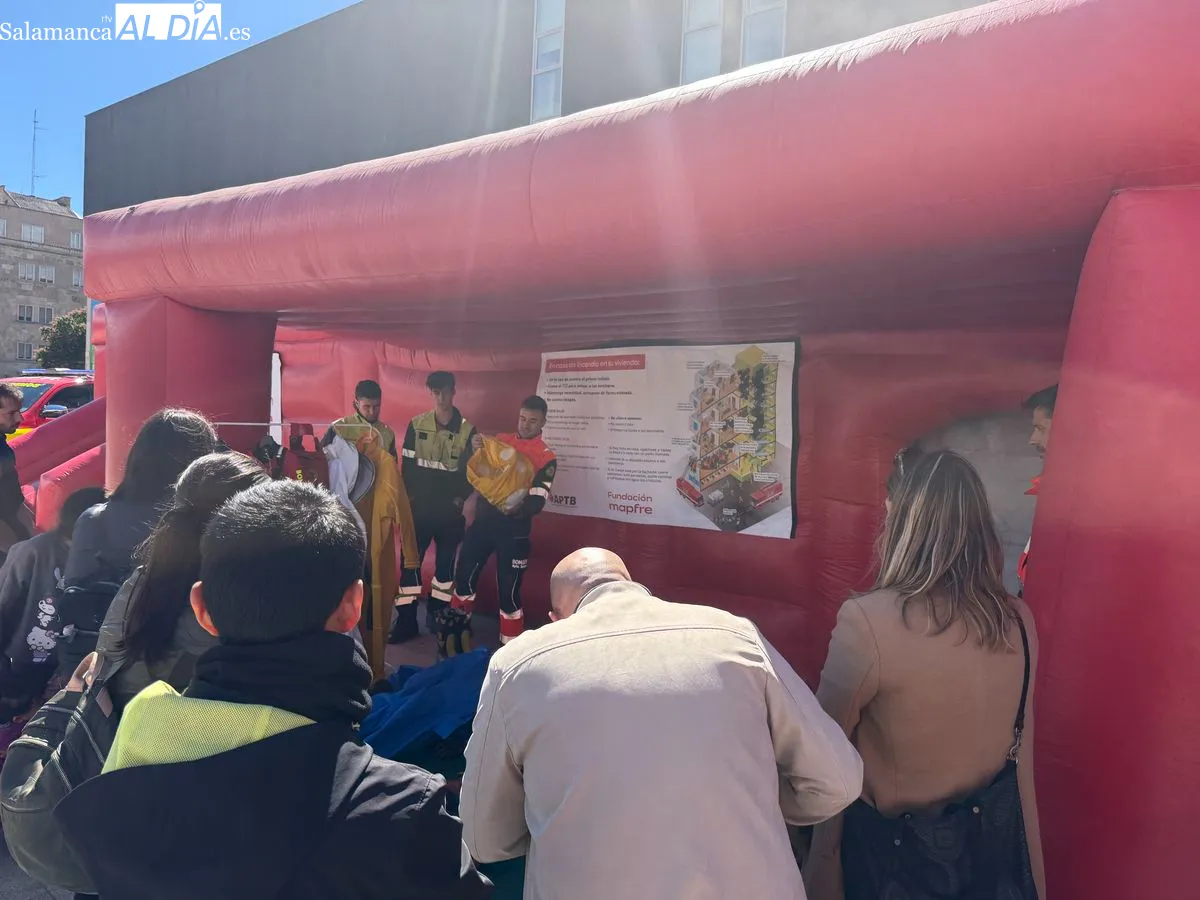 Actividades en la plaza de la Concordia de Salmaanca con motivo de la XII Semana de la Prevención de Incendios. Fotos: Vanesa Martins