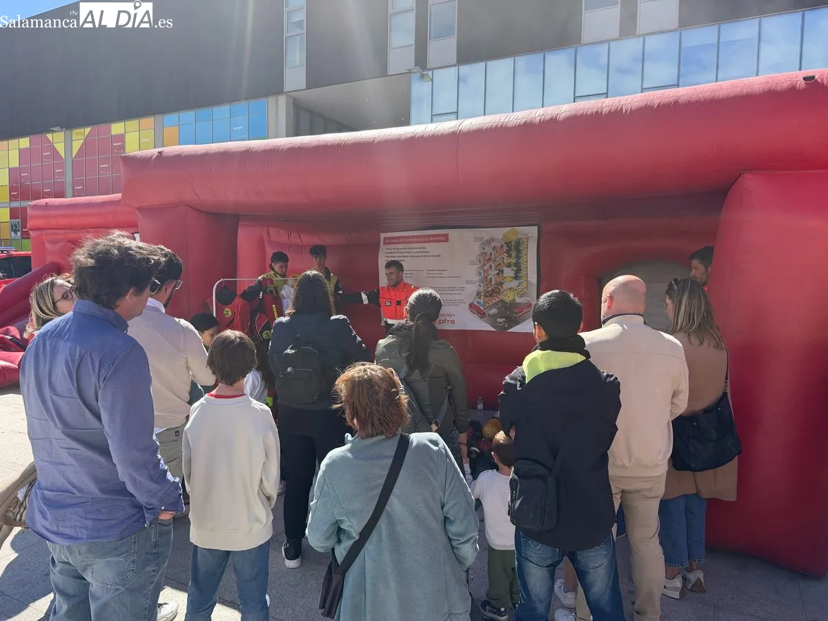 Actividades en la plaza de la Concordia de Salmaanca con motivo de la XII Semana de la Prevención de Incendios. Fotos: Vanesa Martins