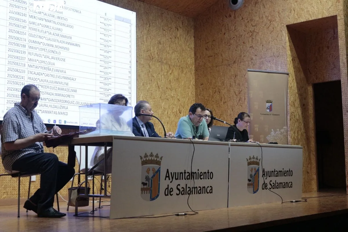 Sorteo del orden de prioridad de las 55 viviendas protegidas de alquiler en Pizarrales. Fotos: Emily Rivas