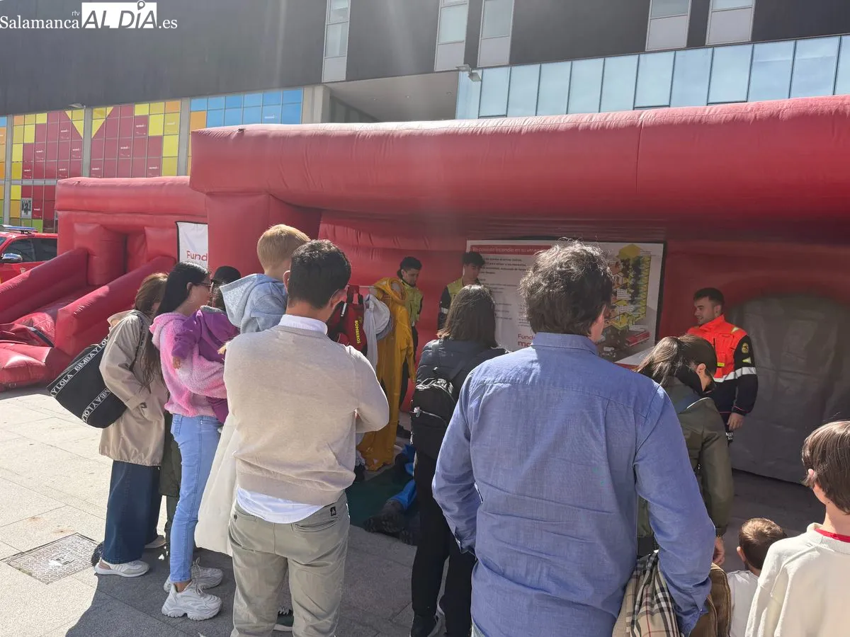 Actividades en la plaza de la Concordia de Salmaanca con motivo de la XII Semana de la Prevención de Incendios. Fotos: Vanesa Martins
