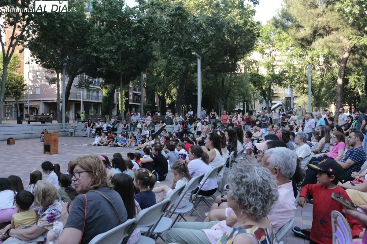 Actuación de Zirkozaurre en la plaza de Barcelona. Fotos: Emily Rivas