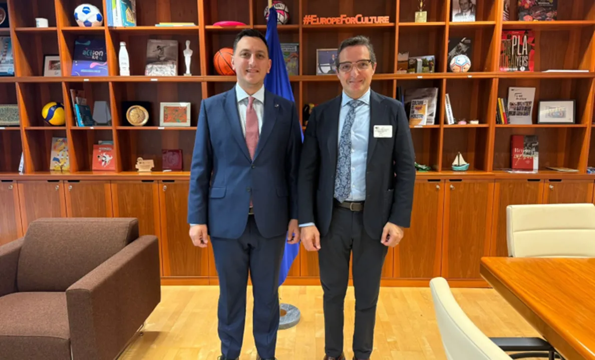 El rector de la USAL y el comisario europeo de Cultura abordan en Bruselas el V Centenario de la Escuela de Salamanca