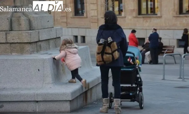 Caída de la natalidad en Salamanca frente al repunte en CyL
