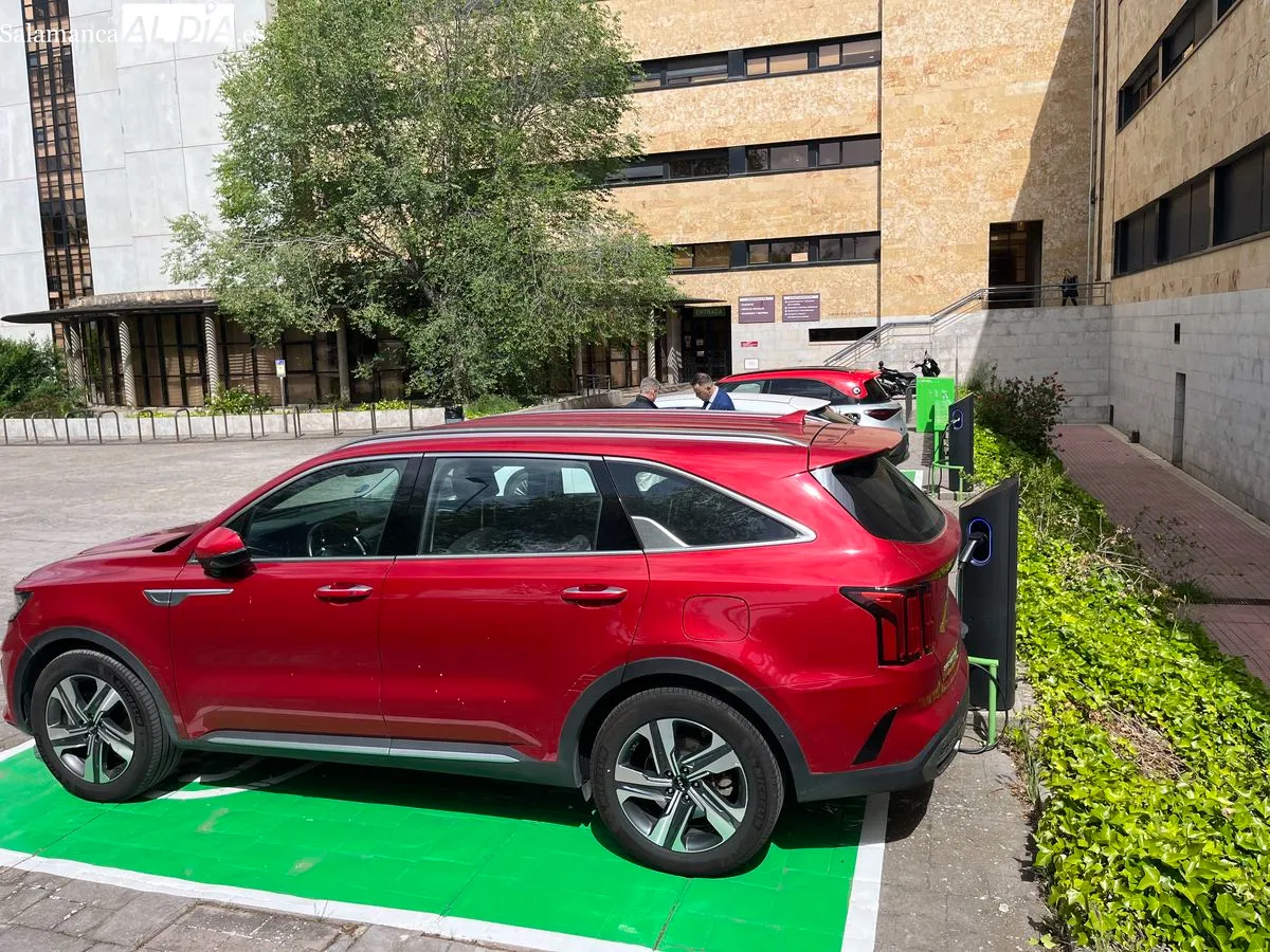Nuevos puntos de recarga para coches eléctricos en la USAL. Foto de Emily Rivas