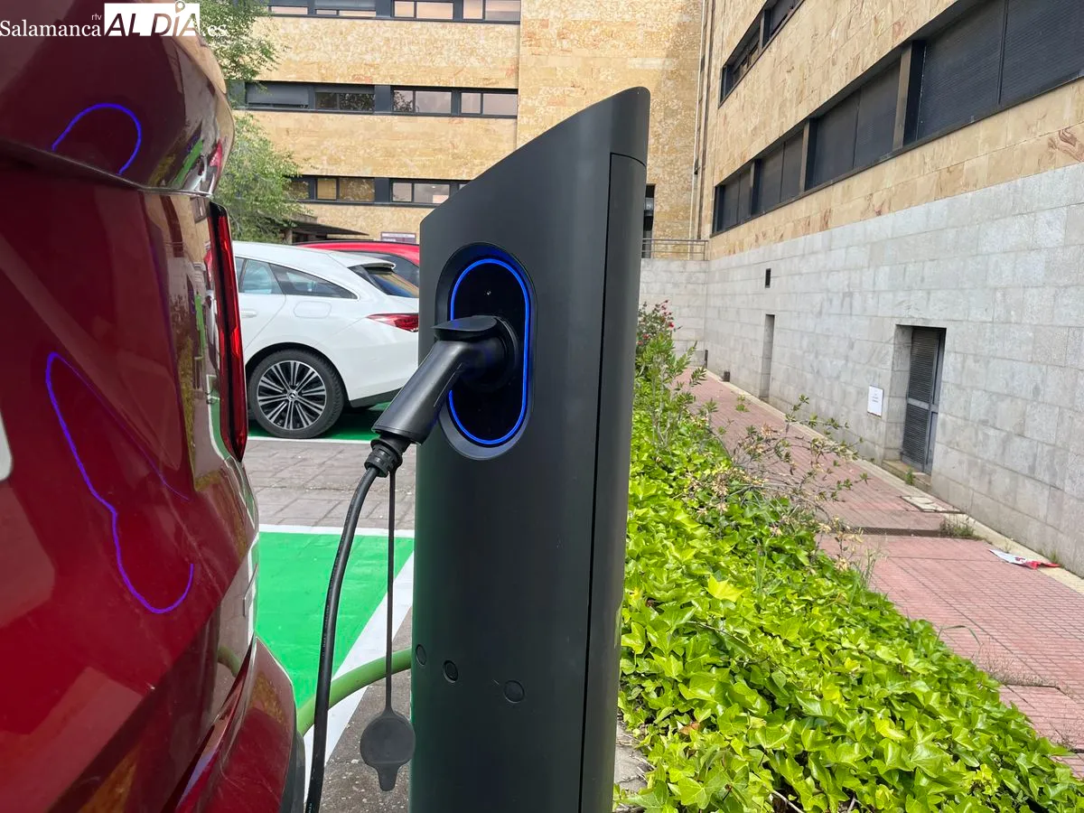 Nuevos puntos de recarga para coches eléctricos en la USAL. Foto de Emily Rivas