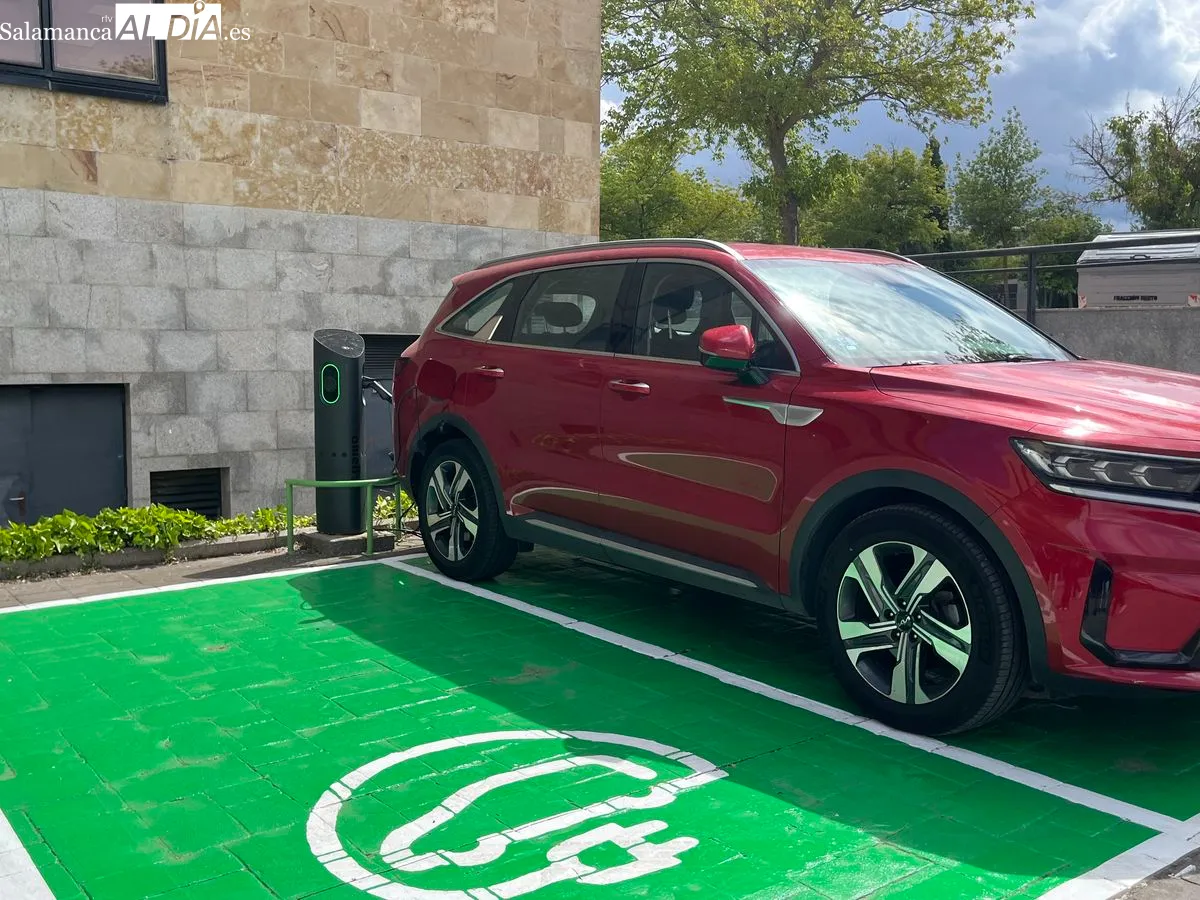 Nuevos puntos de recarga para coches eléctricos en la USAL. Foto de Emily Rivas