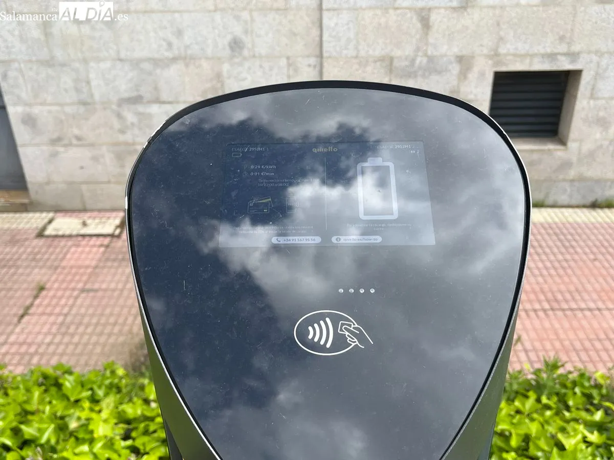 Nuevos puntos de recarga para coches eléctricos en la USAL. Foto de Emily Rivas