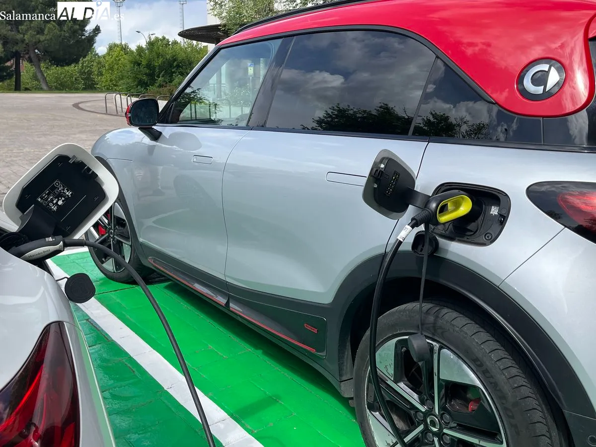 Nuevos puntos de recarga para coches eléctricos en la USAL. Foto de Emily Rivas