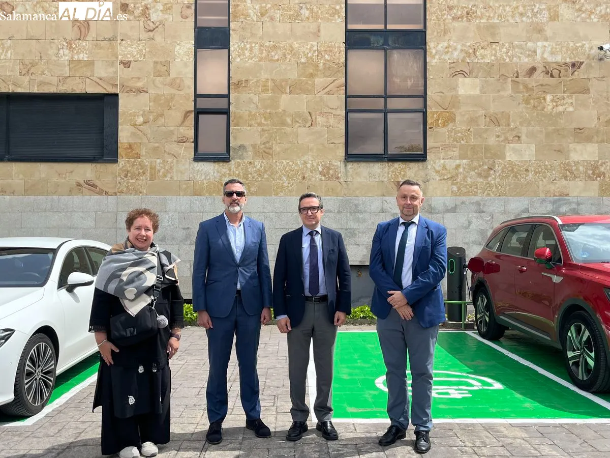 Nuevos puntos de recarga para coches eléctricos en la USAL. Foto de Emily Rivas