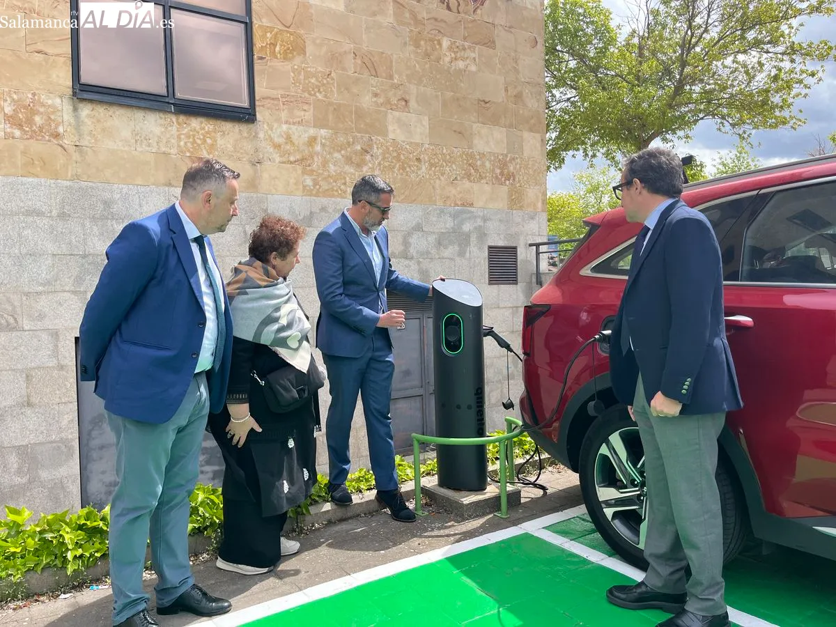 Nuevos puntos de recarga para coches eléctricos en la USAL. Foto de Emily Rivas