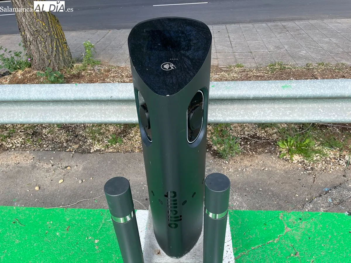 Nuevos puntos de recarga para coches eléctricos en la USAL. Foto de Emily Rivas