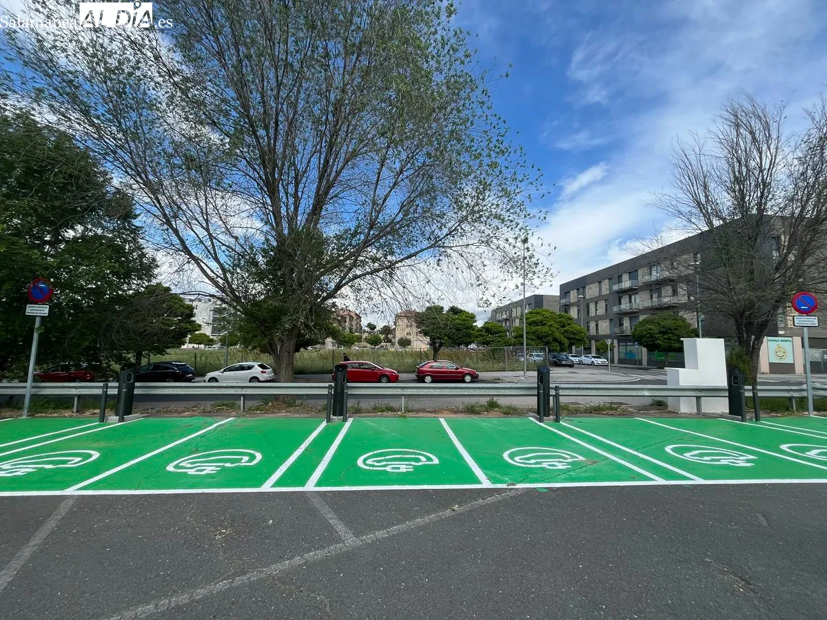 Nuevos puntos de recarga para coches eléctricos en la USAL. Foto de Emily Rivas