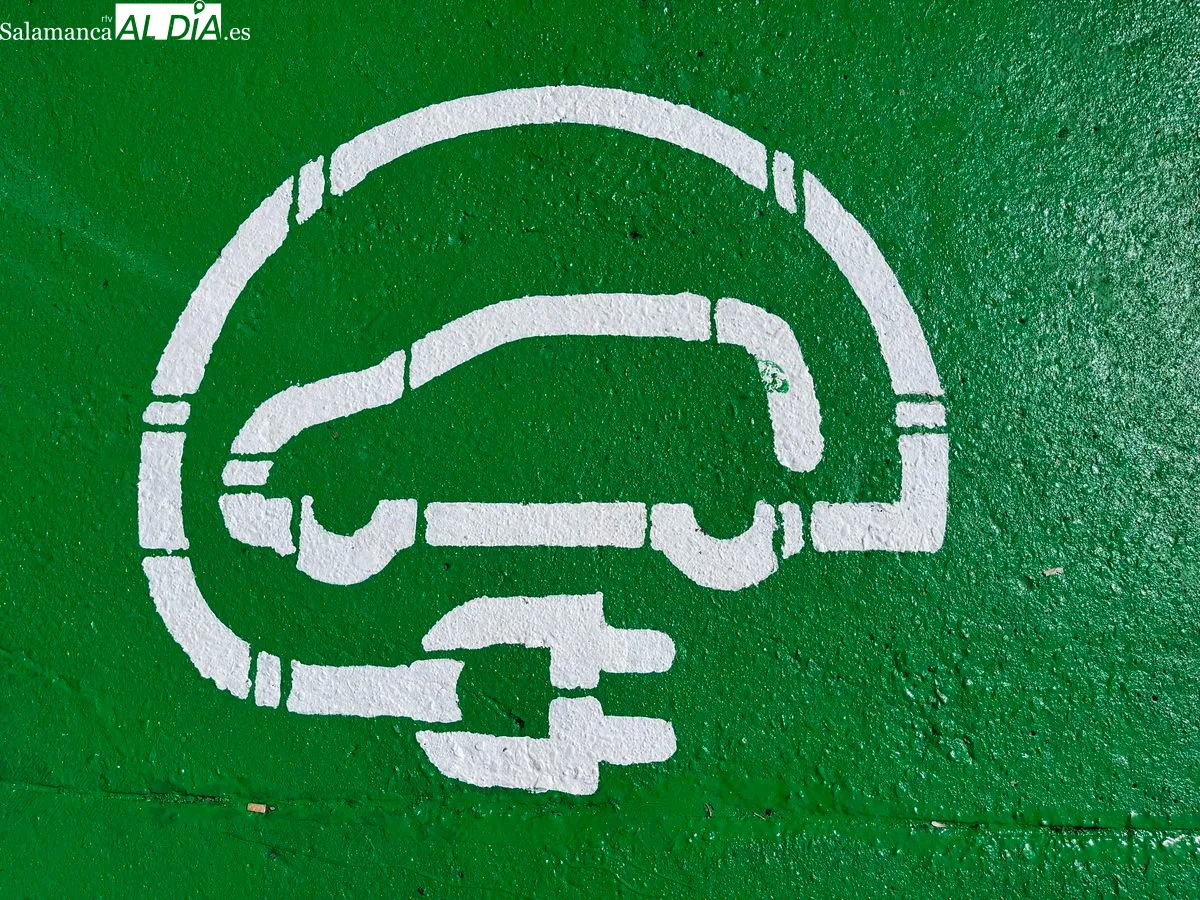 Nuevos puntos de recarga para coches eléctricos en la USAL. Foto de Emily Rivas