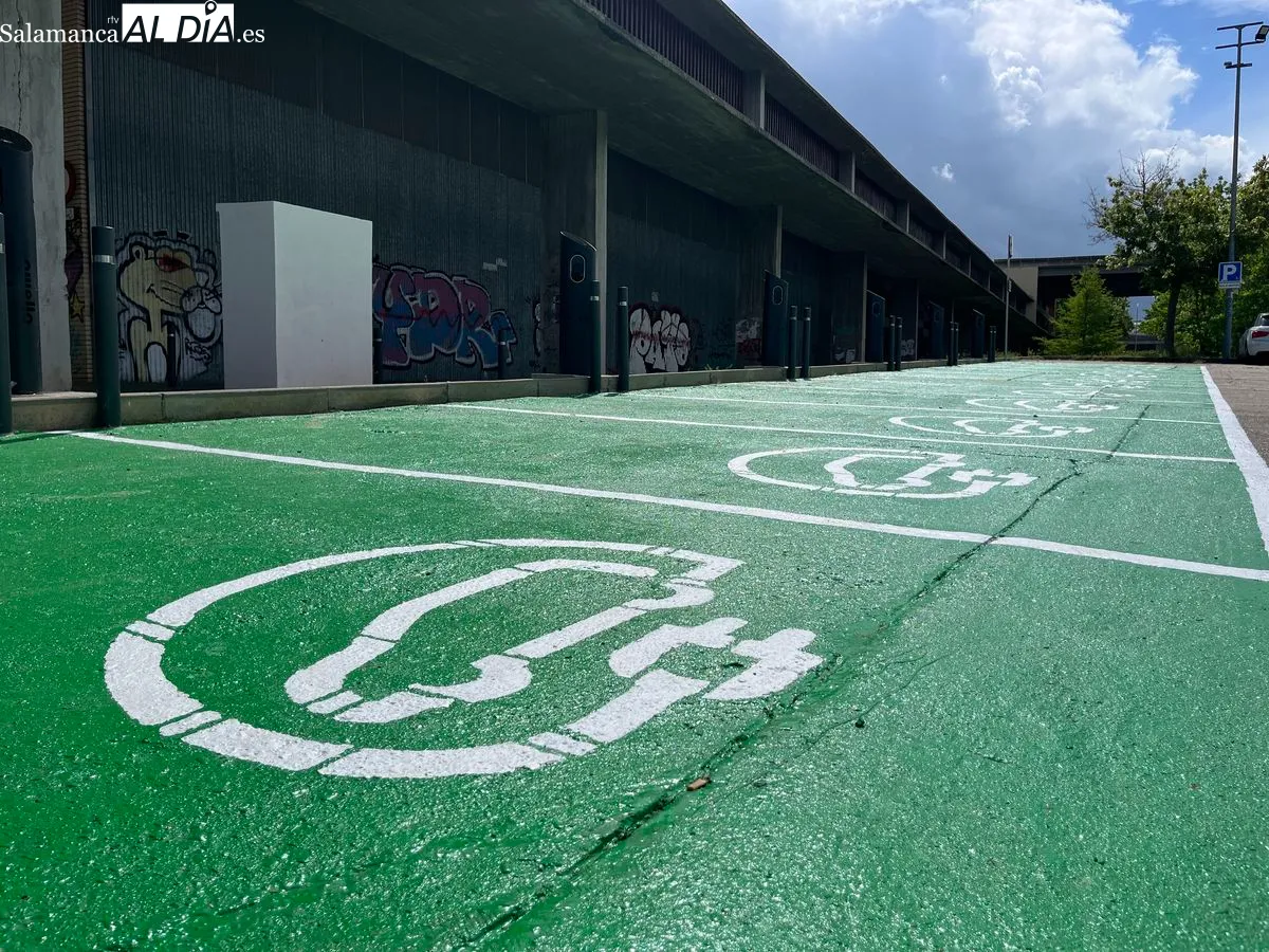 Nuevos puntos de recarga para coches eléctricos en la USAL. Foto de Emily Rivas
