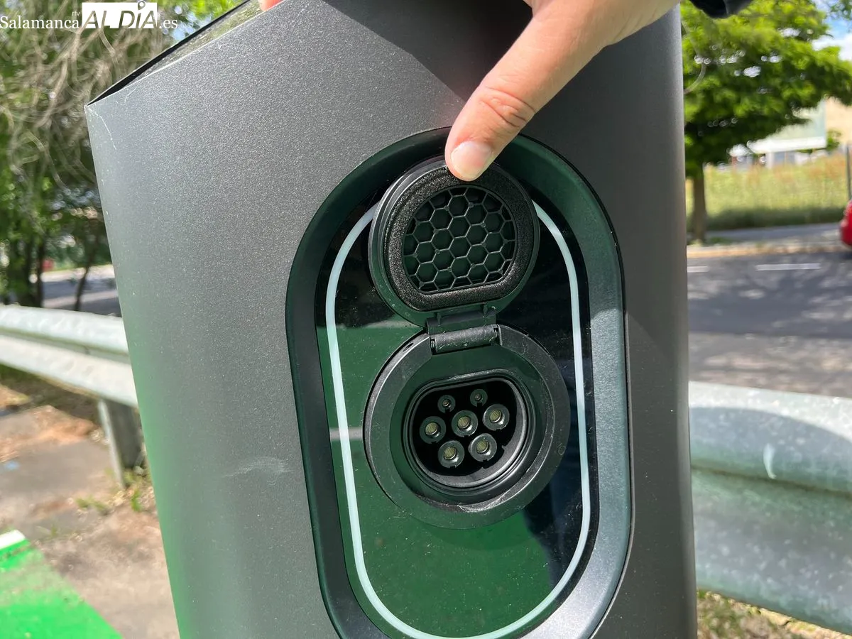 Nuevos puntos de recarga para coches eléctricos en la USAL. Foto de Emily Rivas
