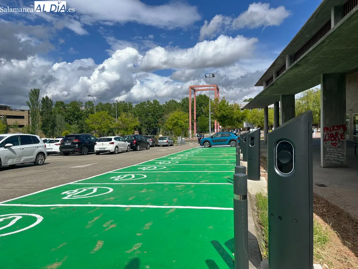 Nuevos puntos de recarga para coches eléctricos en la USAL. Foto de Emily Rivas