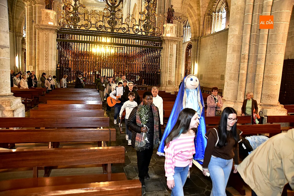 Foto 8 - La Catedral  renueva su tradici&oacute;n mariana con la Ofrenda Floral a la Virgen de los Ni&ntilde;os