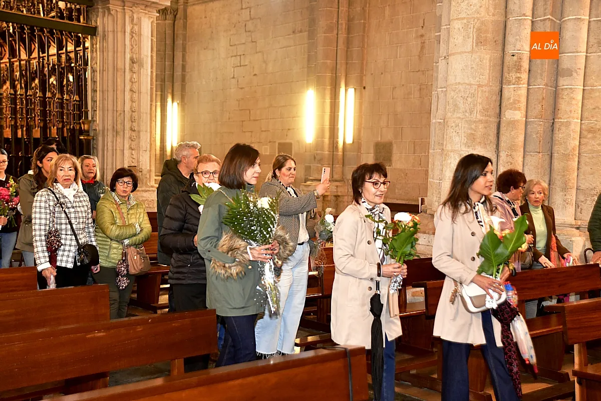 Foto 12 - La Catedral  renueva su tradici&oacute;n mariana con la Ofrenda Floral a la Virgen de los Ni&ntilde;os