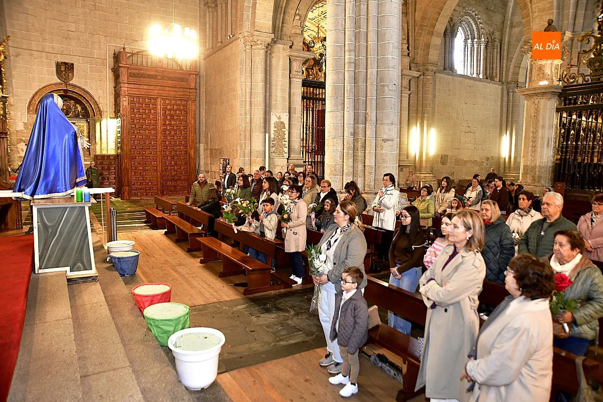 Foto 13 - La Catedral  renueva su tradici&oacute;n mariana con la Ofrenda Floral a la Virgen de los Ni&ntilde;os