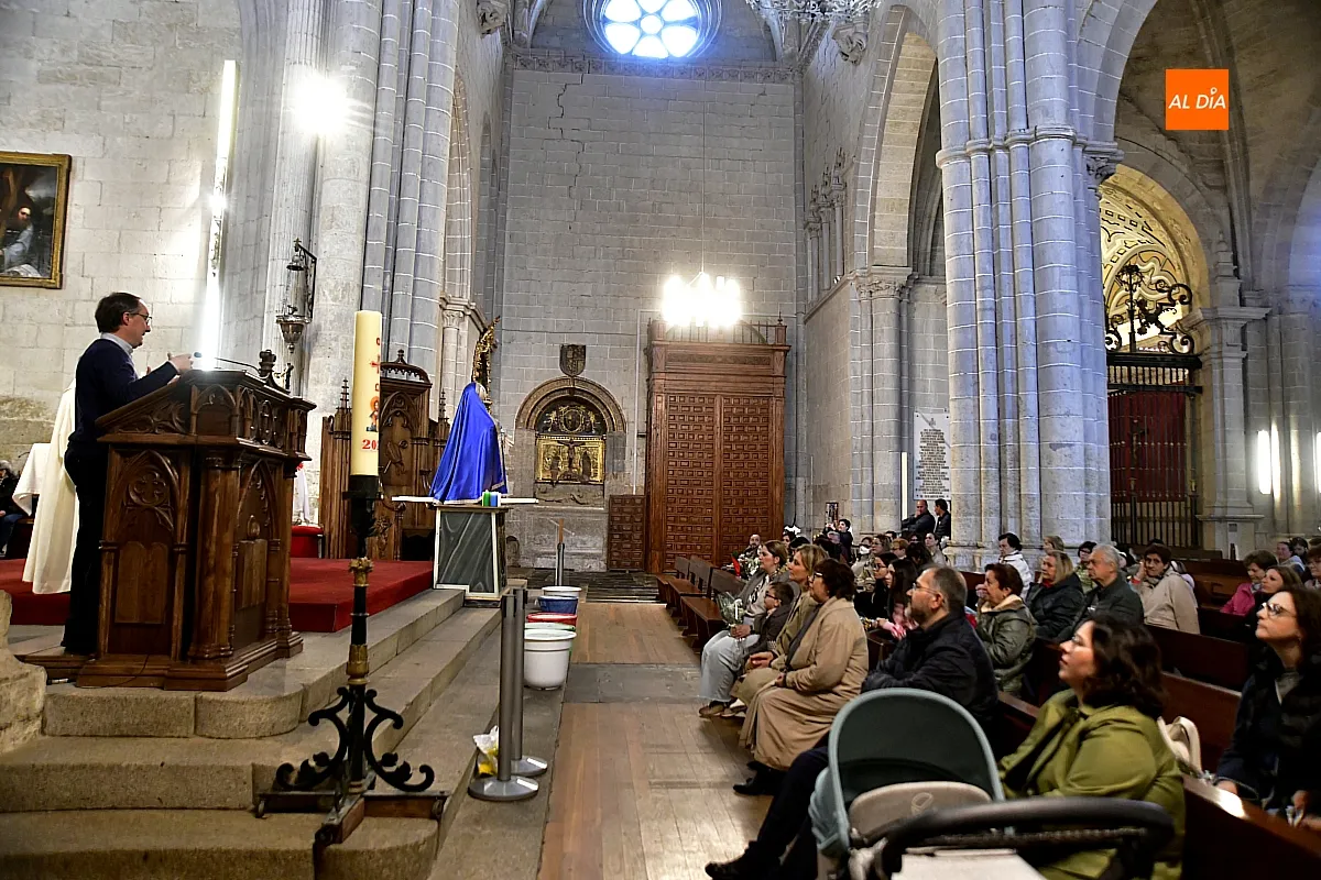 Foto 16 - La Catedral  renueva su tradici&oacute;n mariana con la Ofrenda Floral a la Virgen de los Ni&ntilde;os
