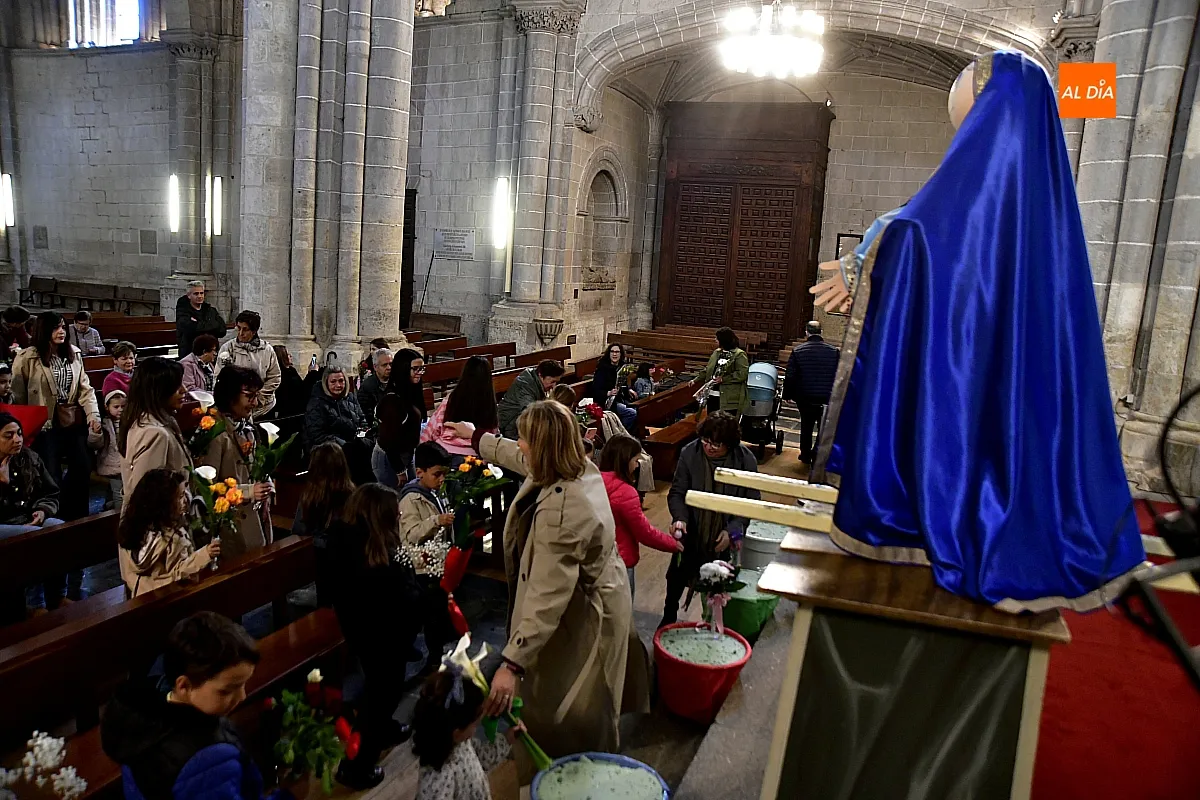 Foto 18 - La Catedral  renueva su tradici&oacute;n mariana con la Ofrenda Floral a la Virgen de los Ni&ntilde;os