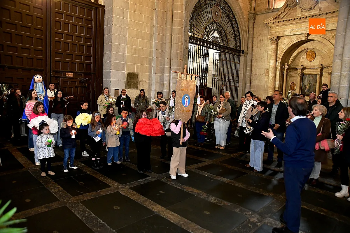 Foto 3 - La Catedral  renueva su tradici&oacute;n mariana con la Ofrenda Floral a la Virgen de los Ni&ntilde;os