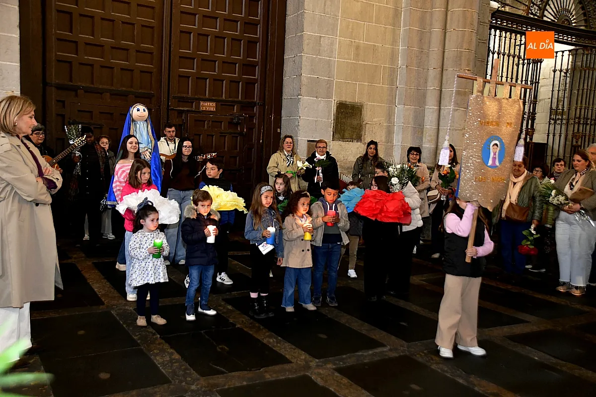 Foto 2 - La Catedral  renueva su tradici&oacute;n mariana con la Ofrenda Floral a la Virgen de los Ni&ntilde;os