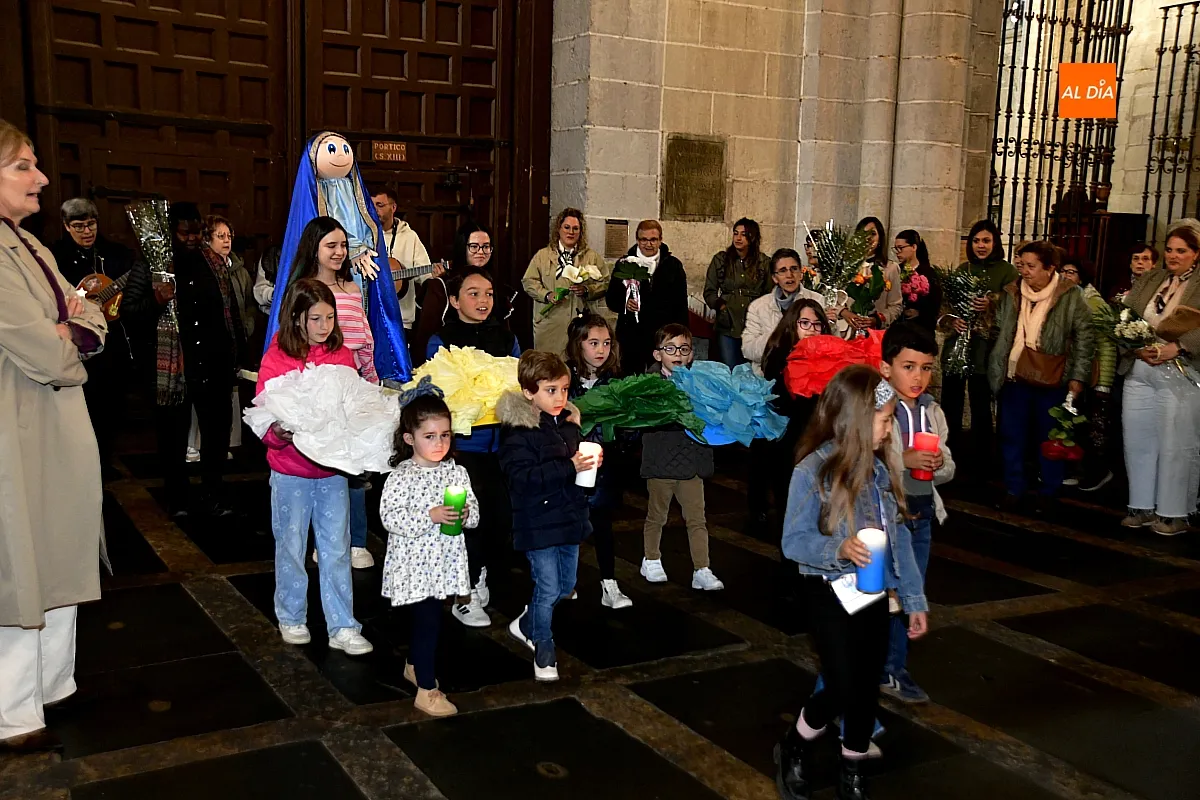 Foto 6 - La Catedral  renueva su tradici&oacute;n mariana con la Ofrenda Floral a la Virgen de los Ni&ntilde;os