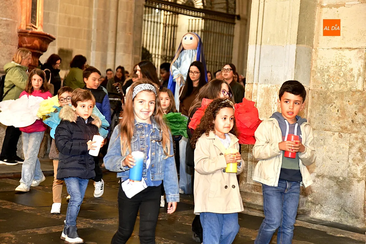 Foto 4 - La Catedral  renueva su tradici&oacute;n mariana con la Ofrenda Floral a la Virgen de los Ni&ntilde;os