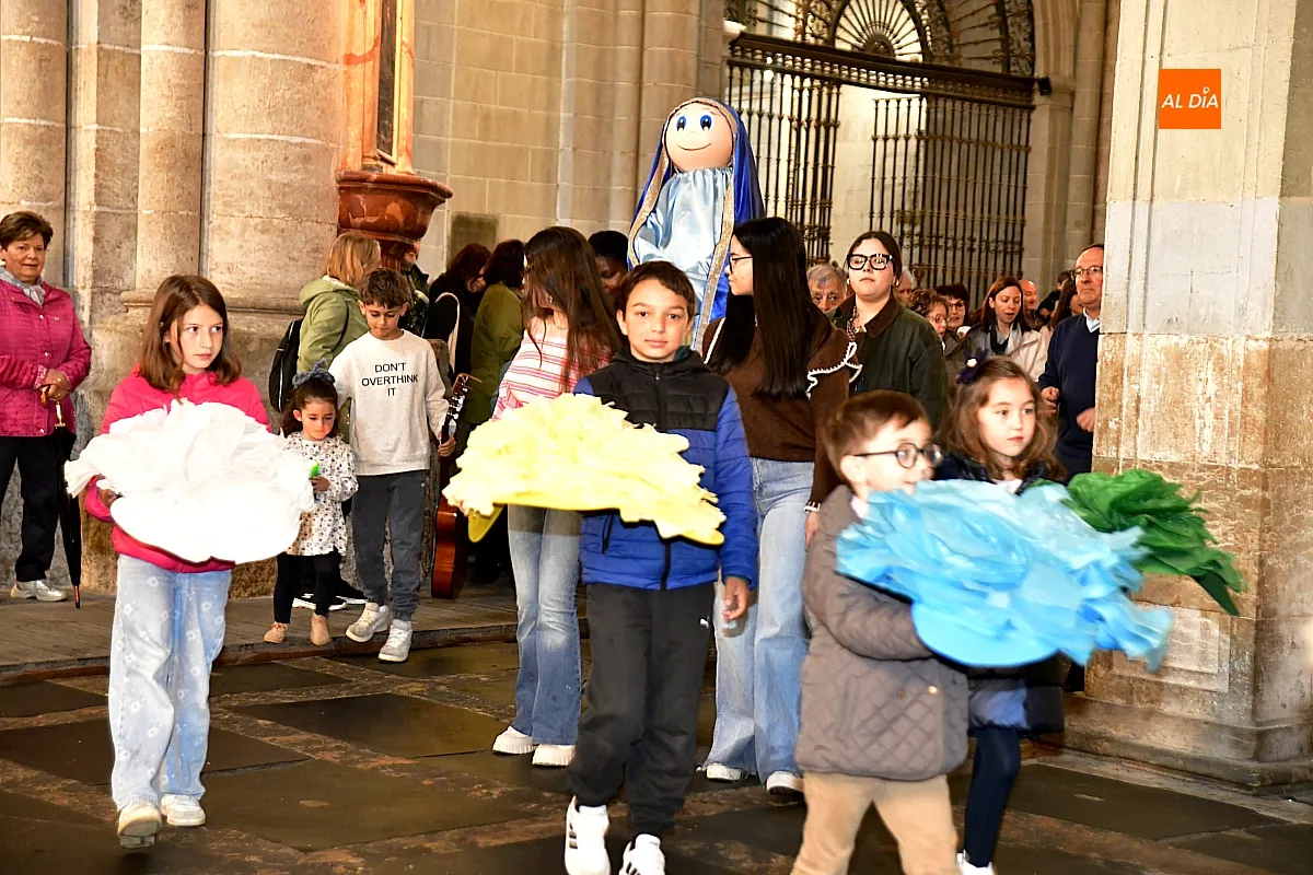 Foto 5 - La Catedral  renueva su tradici&oacute;n mariana con la Ofrenda Floral a la Virgen de los Ni&ntilde;os