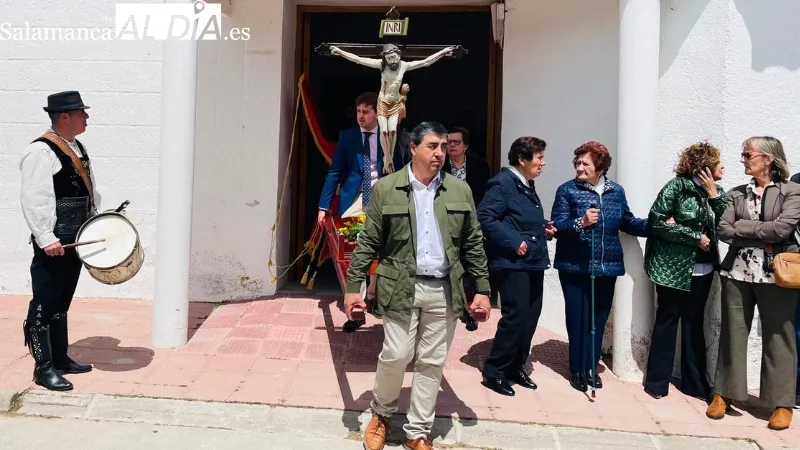 Foto 2 - Pedrosillo de Alba revive la festividad de la Santa Cruz con medio millar de asistentes