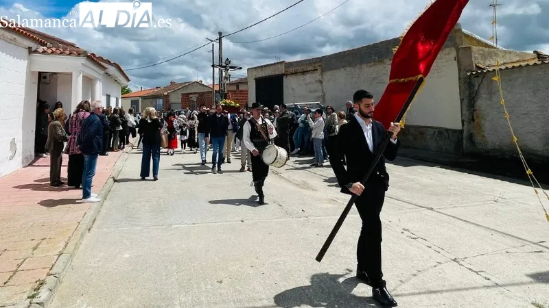 Foto 4 - Pedrosillo de Alba revive la festividad de la Santa Cruz con medio millar de asistentes