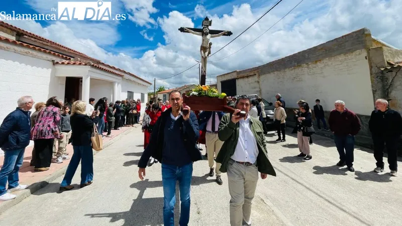 Foto 5 - Pedrosillo de Alba revive la festividad de la Santa Cruz con medio millar de asistentes