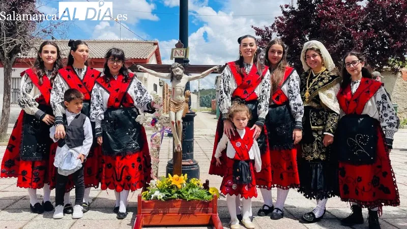 Foto 6 - Pedrosillo de Alba revive la festividad de la Santa Cruz con medio millar de asistentes
