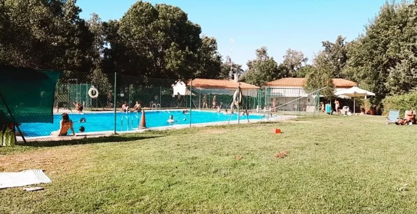 Tenebrón licita el bar de sus piscinas municipales