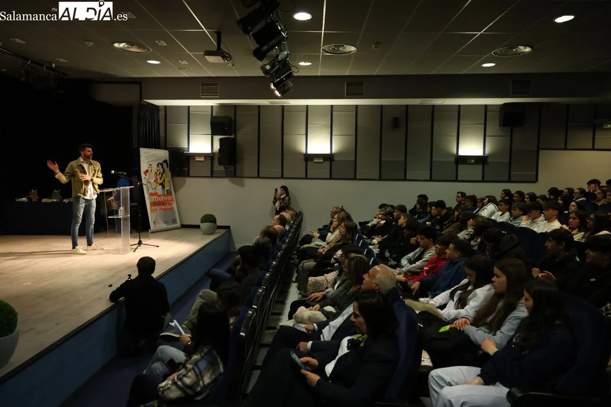 Entrega de los Premios 'Motivar para Emprender' en el Centro Cultural de Santa Marta de Tormes. Foto de David Sañudo