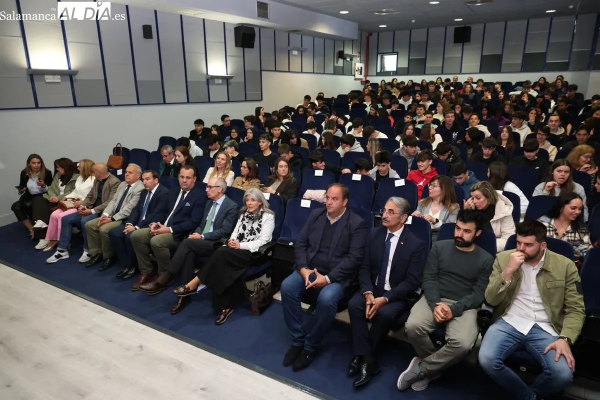 Entrega de los Premios 'Motivar para Emprender' en el Centro Cultural de Santa Marta de Tormes. Foto de David Sañudo