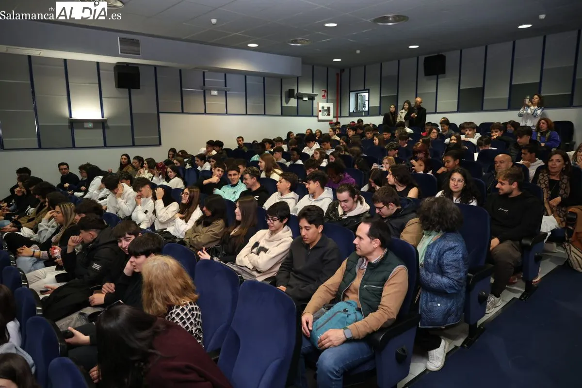 Entrega de los Premios 'Motivar para Emprender' en el Centro Cultural de Santa Marta de Tormes. Foto de David Sañudo